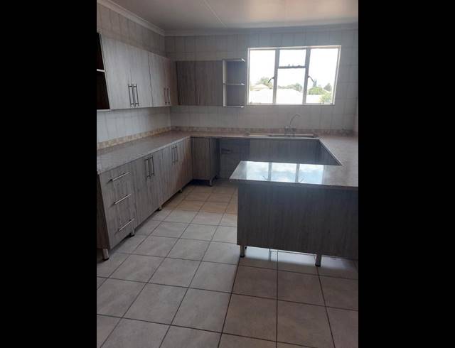 18 BEDROOM APARTMENT FOR SALE IN LAUDIUM